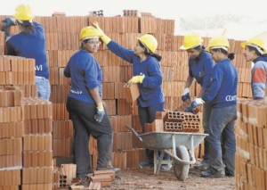 MG: Construção civil abre espaço para mulheres e emprega cerca de 27 mil trabalhadoras no estado