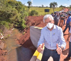 Após 58 anos de espera, Caiado inaugura ponte sobre Córrego Cachoeirinha, em Caçu