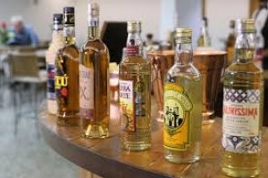 Produção da cachaça no Brasil é marcada por informalidade e domínio mineiro, aponta levantamento